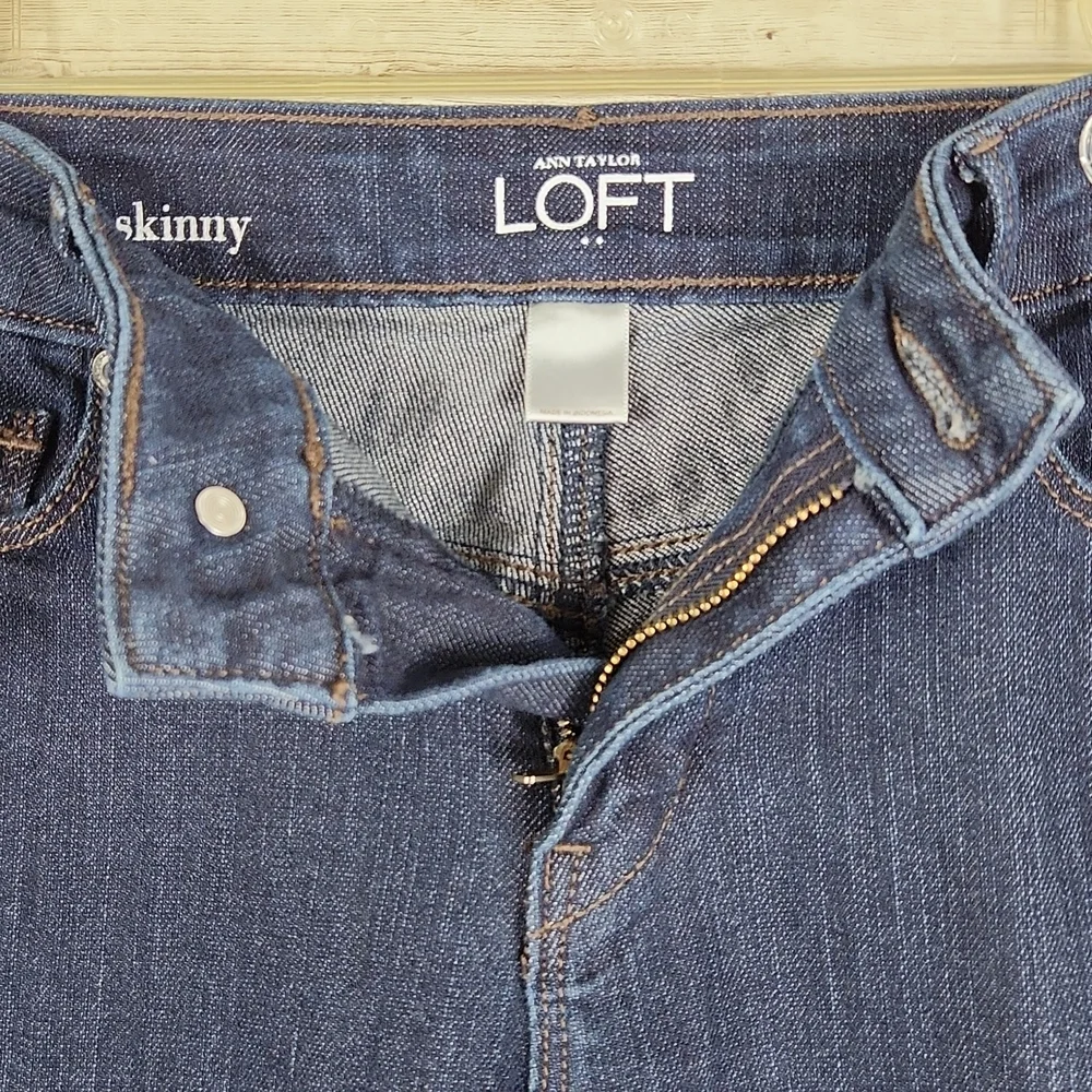 Ann Taylor Loft, Women's Jeans, wash dark blue denim, slim legs, Sz 4 - Picture 4 of 7